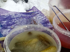 На рынках Камышина перед Новым годом рекорды по ценам побили соленые огурцы и дубовые веники