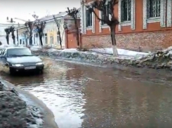В Камышине вновь разлилась полноводная «гоголевская» лужа у управления Пенсионного фонда