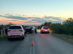 Три пострадавших, в том числе школьница, попали к хирургам после аварии на трассе между Камышином и Котово