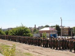 В Камышине на перроне торжественно и радушно встретили воинский эшелон с десантниками, вернувшимися из длительной командировки