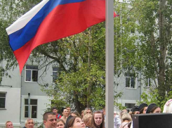 В Камышине на первосентябрьских линейках у школ подняли российский флаг