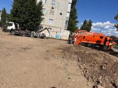 Камышане показали в соцсетях, как эвакуатор «спасал» провалившийся мусоровоз