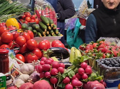 На центральном рынке в Камышине для гурманов выложили свежую редиску и «ягодный букет»