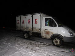 На трассе «Ниссан» протаранил хлебовозку, а потом на него самого наехал «ВАЗ»