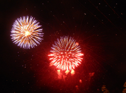 Салют по случаю Дня города в Камышине оказался сокращенным, но компенсировал это сочностью красок