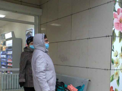 На брифинге для журналистов говорили, сколько больных коронавирусом спасают в реанимации, как получить бесплатные лекарства пенсионерам, и почему тела погибших выдают в мешках