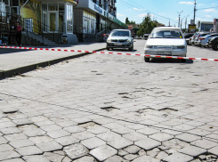 Камышане увидели сигнальную ленту вдоль самого опасного проезда в бухте и «расшифровывают» ее предназначение