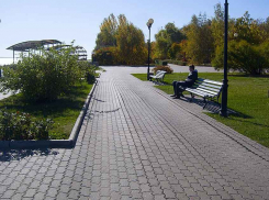 Камышане ищут разгадку, почему на плитке на обновляемой набережной образовалась «колея»