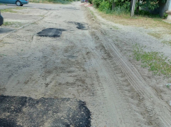 А вот сегодня на улице Рижской в Камышине  прямо на песок положили асфальт, - камышанин
