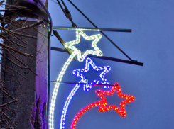 По какому случаю в Камышине на мосту включили праздничную иллюминацию?