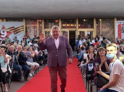 В Волгограде открылся кинофестиваль «Сталинградская сирень», а 15 мая в Камышин приедет звезда «Убойной силы» Александр Тютрюмов