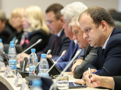 Депутаты Облдумы решили потратить почти миллион на подарочные часы от своего имени - в футляре под кожу крокодила