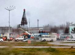 В Камышине заканчивается монтаж елки на Комсомольской площади