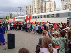 Губернаторская пресс-служба сообщила, что туристы нахлынули в Волгоградскую область двухэтажными поездами