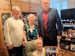 В Камышине к 101-летнему фронтовику прибыли гости - поздравлять и фотографироваться