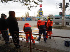 В Камышине ближе к вечеру взялись красить «зебры»  в последний день октября