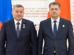 Главе Камышина Станиславу Зинченко вручили награду, которой он был Указом президента удостоен еще в апреле