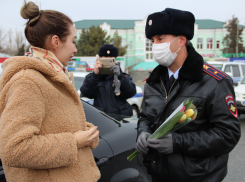 Сегодня тот день, когда на Комсомольской площади в Камышине дамы за рулем с удовольствием останавливаются по требованию сотрудников ГИБДД