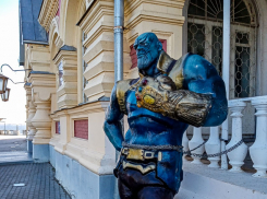 Камышане спрашивают о функции, которую выполняет страшноватый «витязь» у музея в Камышине