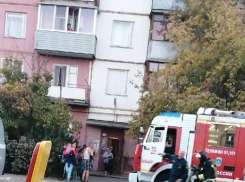 В Камышине пожарным пришлось эвакуировать 15 человек из-за возгорания в 5 микрорайоне