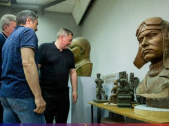 Известный волгоградский скульптор Сергей Щербаков - автор памятника Маресьеву в Камышине принял в своей мастерской губернатора