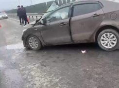На трассе  между Камышином и Волгоградом легковушка влетела в припаркованную фуру, ее пассажир скончался на месте сегодня, 28 ноября (ВИДЕО)