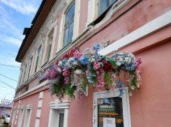 Искусственные букеты на фасаде, обветшавшие на ветру, - разве это красиво? - камышанка