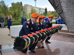В Камышине к мемориалу погибшим легли цветы в память об окончании Второй мировой войны