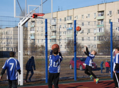 На новой спортплощадке в Петровом Вале Камышинского района народ тренируется «в очередь»