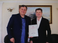 Станислав Зинченко вручил грамоту и личный восторг асу камышинской журналистики