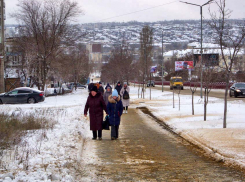 В Камышине остановки и главные пешеходные зоны очистили от снега и посыпали 