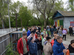 На сайте администрации Камышина показали очередь за солдатской кашей в парке Комсомольцев-добровольцев 9 мая