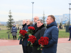 Андрей Бочаров в Кемерово передал Кузбассу капсулу с землёй Мамаева кургана