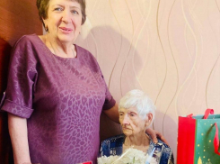 В Камышине еще одну бабушку, а вернее - учителя физики Идию Васильевну Бурову поздравили со 100-летием