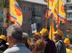 1 Мая в Камышине прошел митинг против пивнушки возле памятника Колгатину 