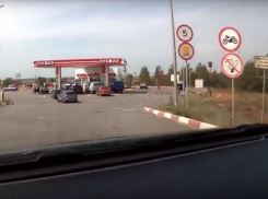 На трассе Камышин - Волгоград местные жители перекрыли заправку из-за «оживших» цен на бензин