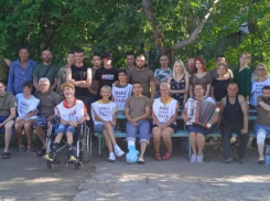 Камышинская общественница Светлана Ивченко напекла гору пирожков и отправилась с другими активистами проведать раненых бойцов в госпиталь