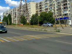 В Камышине утренний дождь наполовину смыл дорожную разметку