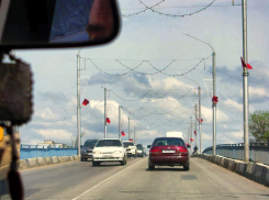 В Камышине Бородинский мост к Первомаю заранее украсили флажками, но бордюры пока производят впечатление крайне обшарпанных
