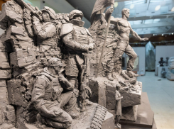 Скульптуру с участником СВО с голым торсом установят у подножия Мамаева кургана, в Камышине тоже замахнулись на памятник бойцам