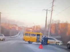 В Камышине в третий день нового года «влетели» в ДТП маршрутка и легковушка (ВИДЕО)