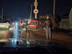 В Камышине разогнавшийся водитель по печальной иронии судьбы врезался в столб со знаком ограничения скорости