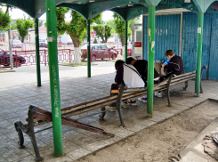 Власти обещали камышанам «умные» остановки, а в результате приходится сидеть на «разбомбленных», и не поймешь, кто «глупый»: остановки или?.. - камышанка