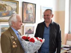 Депутату камышан в Облдуме Дмитрию Крикунову сохранят зарплату по основному месту работы на 4 дня в месяц для решения проблем избирателей