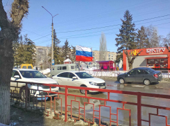 В Камышине патриотический настрой граждан виден по российскому триколору на автомобилях