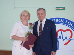 Главврач Центральной городской больницы Камышина Владимир Галушкин принял участие в торжествах и фотосессии по случаю Дня медицинского работника