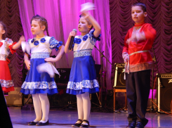 Переполненный зал ДК «Текстильщик» Камышина растрогали юные исполнители