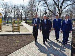 В селе Лебяжьем Камышинского района чиновники кулуарно поговорили о местном самоуправления и возложили цветы к памятнику летчикам