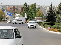 В Камышине в третьем микрорайоне врачи «скорой» оказывают помощь сбитому мотоциклисту, не подающему признаков жизни