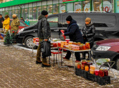 Камышинские хозяйки продают по 50 банок домашних закруток в день на «безнадзорном» рынке на улице Ленина